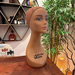 Vintage-Schaufensterpuppe mit Perücke und dunkler Hautfarbe aus Hartgummi von Motown Tress – für Hut- und Schmuckgeschäfte – 45 cm (17,75 Zoll)