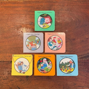 Conjunto de 6 livros infantis de papelão grosso Raggedy Ann & Andy Vintage c. 1984 - Livro de histórias infantil retrô dos anos 80 - Decoração de quarto infantil dos anos 80