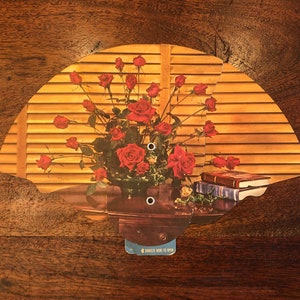 Anúncio de seguro de vida fraterno de reserva legal vintage dos anos 1940 Leque dobrável com arranjo de flores de Rock Island Illinois