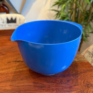 Vintage 1970&#39;s Rosti DENMARK Royal Blue Mepal-Service 2L Mixing Bowl with Spout - Design Sigvard Bernadotte OG Acton Bjorn Nordic Home Decor
