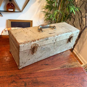 Skrzynka narzędziowa z giętej stali z połowy wieku, postarzana, metaliczna, malowana na srebrno, z wysuwaną tacą, produkcji Union - Vintage Carpenter's Toolbox