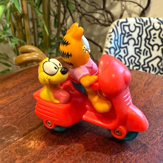 Vintage 1981 Garfield & Odie on Red Scooter Plastic Miniature