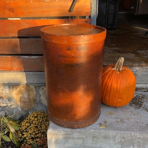 Antico contenitore in legno curvato con coperchio da 50 libbre di semi di sedano interi, da giardino e da commerciante, anni 1900 - Vintage Bovis Coffee Co. Sioux City Iowa