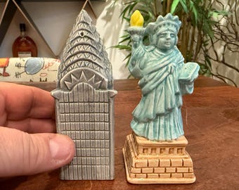 Conjunto vintage de 2 figuras de la Estatua de la Libertad y el Edificio Chrysler de la ciudad de Nueva York, de OGGI - Monumento estadounidense y rascacielos.