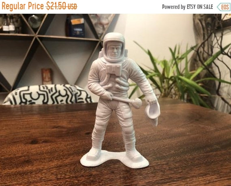 1970 Louis Marx White Plastic 6 Astronaut with Rock /& Bag Toy Figurine Sale Vintage c