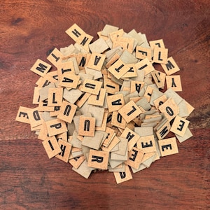 Placa de azulejo vintage com centenas de letras em papelão / peças de arte - 7/8" x 3/4" - Peças de alfabeto para objetos encontrados e itens efêmeros para scrapbooking