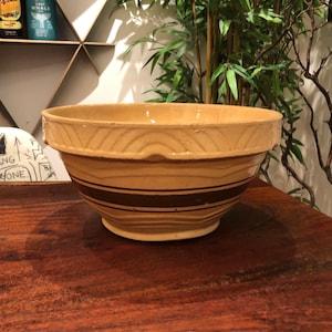 Antique 1930&#39;s Yellow Ware Stoneware Pottery 11.5&quot; Mixing Bowl / Serving Bowl with Brown Stripe - Antique Farmhouse Farm Kitchen Decor