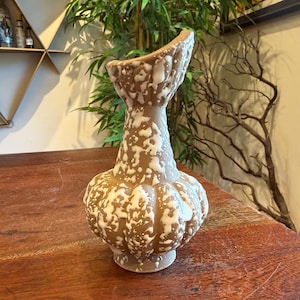 Jarrón de cerámica texturizada marrón y blanca con salpicaduras, estilo moderno de mediados de siglo (años 50), de Savory Art Pottery n.° 471 - Decoración vintage de los años 50, estilo moderno de mediados de siglo (MCM), arte americano.