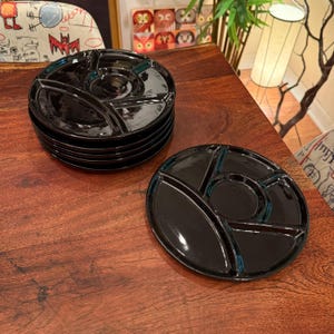 Juego de 6 platos para fondue vintage de cerámica negra de los años 60, divididos en 6 secciones, de 8,75 pulgadas (21,5 cm) - Platos para fondue blancos de mediados de siglo - Platos para fondue de mediados de siglo