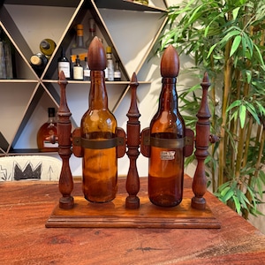 Mid Century 1960&#39;s Dark Amber 4/5 Quart California Wine Bottles on Wooden Tilting Stand - Vintage 60&#39;s Liquor Decanter Barware Bar Decor