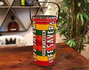 Vintage jaren 1970 verweerde Life Savers Candy Metal Tin met handvat - Geen deksel - Upcycled Vase Cover - Kleurrijk Home Decor - Hard Candy Container