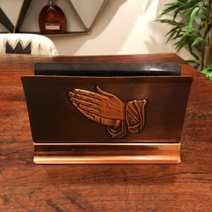 Portacartas, servilletas y sobres con manos en oración de cobre vintage de Coppercraft Guild - Taunton, Massachusetts - Decoración religiosa para el hogar y la iglesia