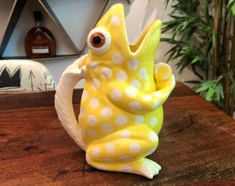 Vintage 1970er Jahre gelb-weiß gepunkteter Keramik-Frosch mit Muschelkrug von Schmid, farbenfrohe 70er-Jahre-Kröten-Seehaus-Teich-Tier-Wohndekoration