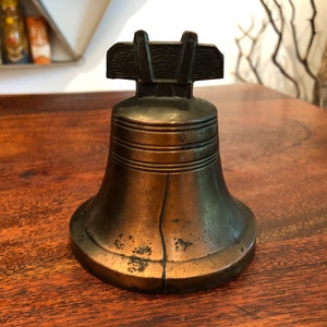 Alcancía de recuerdo con forma de campana de la libertad de metal lavado en cobre de Iowa State Savings Bank de Creston, Iowa: decoración colonial estadounidense temprana