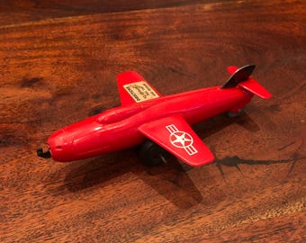 Avión de juguete militar de fricción de plástico rojo MARX de 16,5 cm (6,5 pulgadas) de la década de 1960 - No funciona - Juguetes MARX de mediados de siglo - Decoración para el hogar con temática de aviones de los años 60