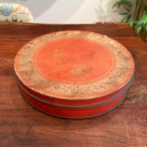 Antiquités faites maison de Mme Snyder, 3 livres. Boîte à bonbons ronde de 10,25 po. - Boîte à bonbons en métal vintage - Orange et or métallique - Récipient de rangement utilitaire