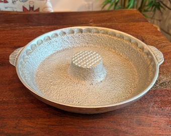 Antique Arts & Crafts Hammered Thick Aluminum Ring Cake / Bread Baking Pan - Vintage Kitchen Baker Accessories