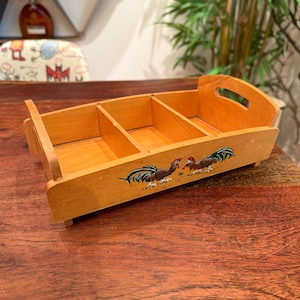 Vintage 1970&#39;s Wooden Triple Divided Tray with Cocktail Fighting Roosters - Rooster Farm Animal Teabag Sugar Packet Sectioned Tray