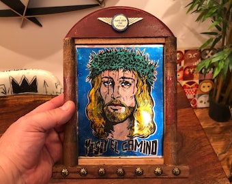 Objet trouvé vintage Jésus-Christ Yosoy El Camino Art de boîte à cigares avec le bouton du musée d'art Nelson-Atkins - Art populaire religieux chrétien