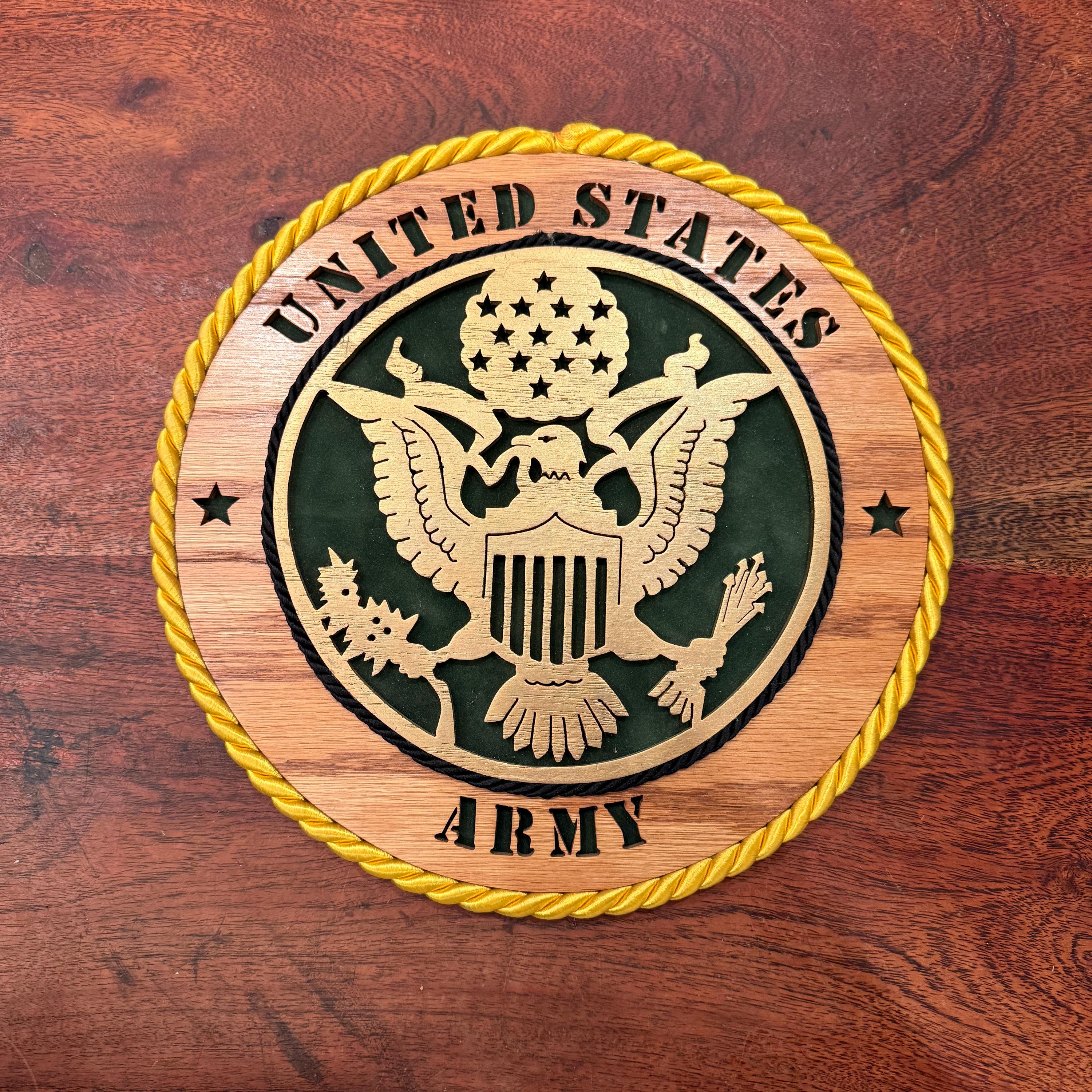 Vintage signierte und von Hand geschnittene Laubsäge-Wandbehang aus Holz der US ARMY Robbe von R. Jung - Amerikanisches Militär