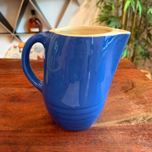 Brocca antica in ceramica blu Oxford Art Déco del 1938 circa con bordo per il ghiaccio, prodotta da Universal Potteries - Oggetto da frigo vintage anni '30 per la decorazione della cucina.