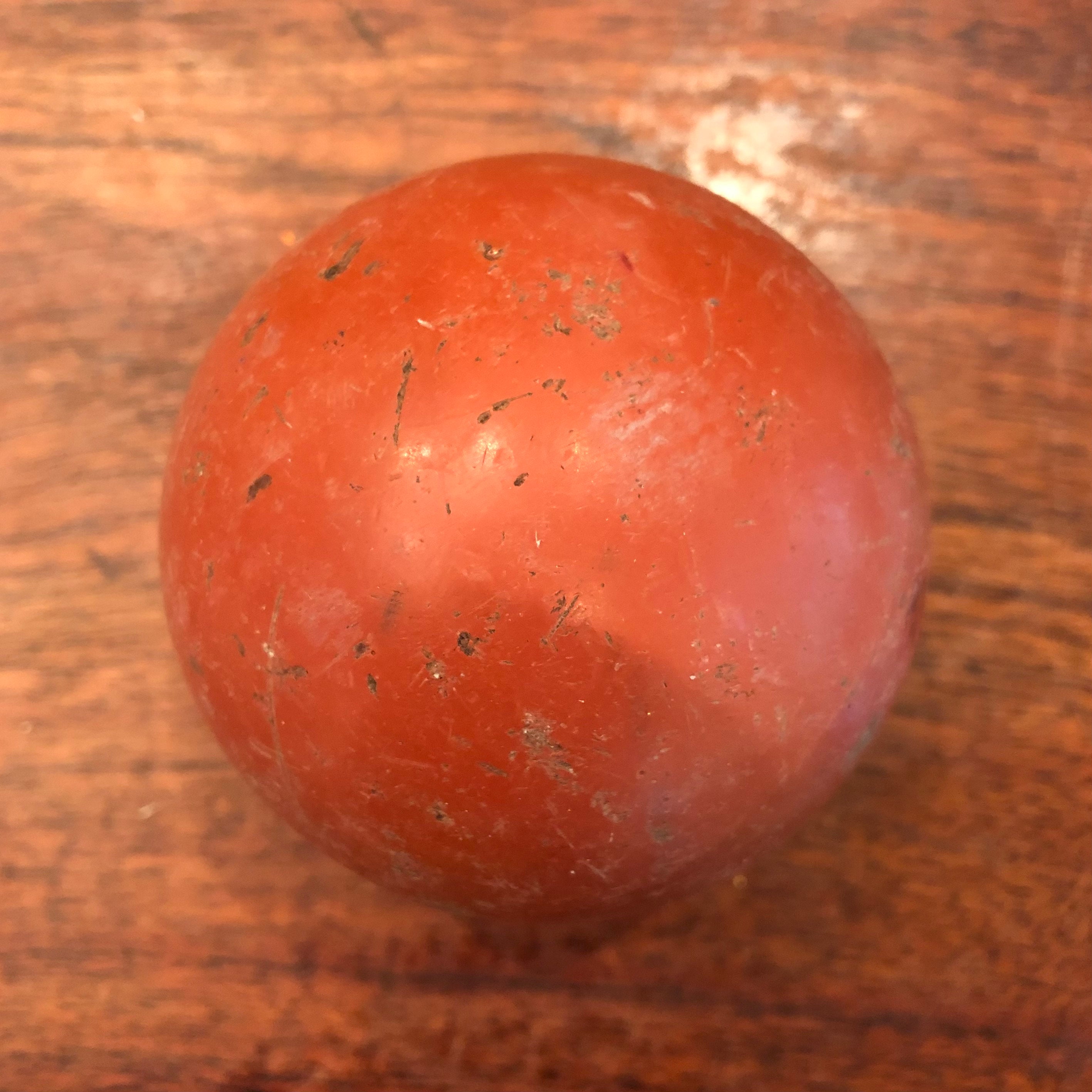 Bola de croquet de madera roja opaca de mediados de siglo