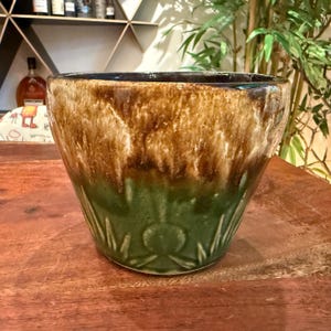 Antike 1940er Jahre Robinson Ransbottom Stoneware Pottery Company RRP Co. Sun and Moon Celestial Brown & Green Embossed Majolica Jardiniere