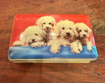 Halverwege de eeuw 1950 Engelse Thorne's Premier toffeeblik met witte poedel of Bichon Frisé-puppy's - jaren 50 Thomas Thorne & Co. Leeds, Engeland