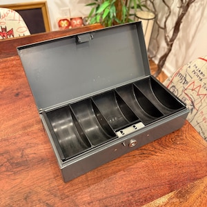 Caja de dinero antigua Steelmaster de acero curvado gris de la década de 1940, de ASCO Art Steel Company, con bandeja extraíble para dinero - Caja para exhibición de arte y artesanía