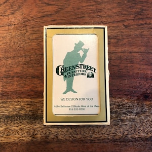 Mazzo di carte da gioco standard con coste in plastica vintage Greenstreet Furniture & Interiors a Kansas City, Missouri, presso il Country Club Plaza