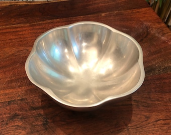 Mid Century moderne Nambe schwere Aluminium ausgebogte blumenförmige Salatschüssel - Nr. 605 - Vintage Salatzubehör