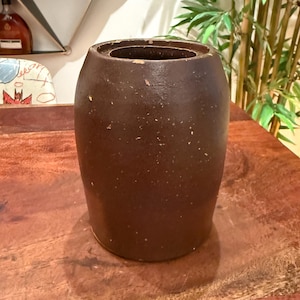 Antik liten mörkbrun stengods lerkruka från 1800-talet - Vintage rustik lantlig bondgård bondgårdskök stuga heminredning