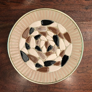 Vassoio portaoggetti/posacenere rotondo in alluminio e piastrelle a mosaico marrone di metà secolo - Vassoio portaoggetti in piastrelle vintage - Posacenere in piastrelle vintage anni &#39;60