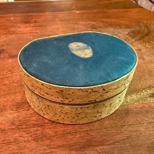 Caja antigua de polvos faciales KARESS Art Déco de los años 20 con tapa de terciopelo de Woolworth - Nueva York y París - Decoración vintage de cosméticos para mujer de los años 20