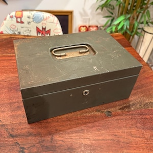 Antica scatola portaoggetti in acciaio grigio piegato degli anni &#39;40 della ASCO Art Steel Company con chiave - New York - Contenitore rustico in metallo invecchiato - Scatola porta soldi