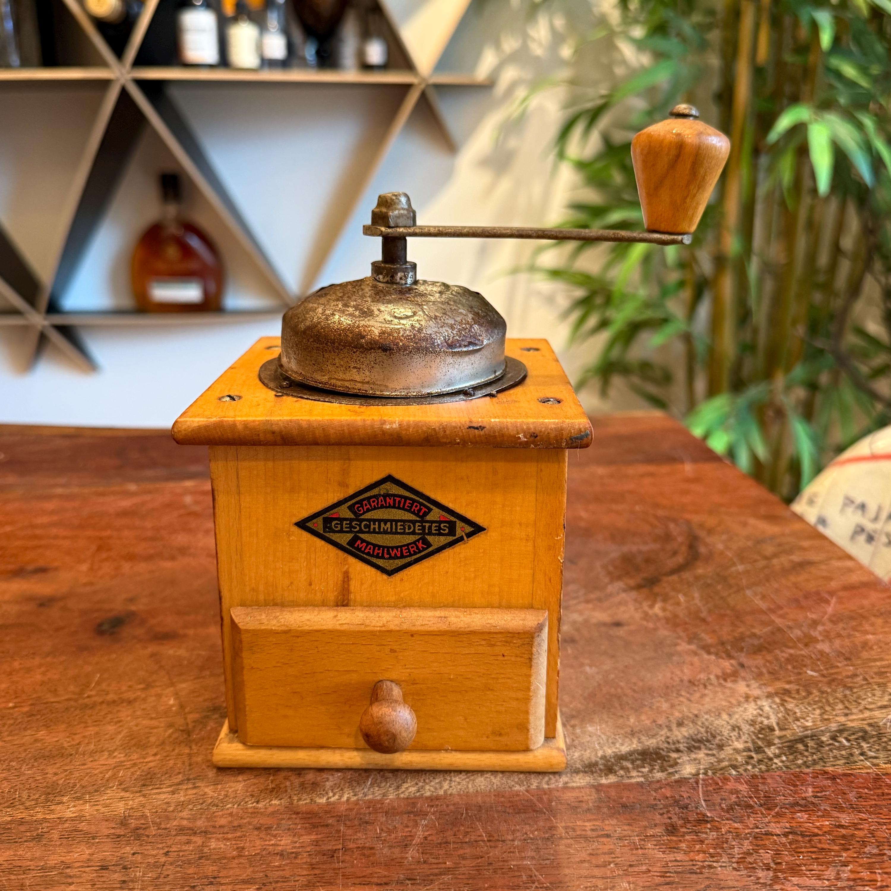 Mid Century German Garantiert Geschmiedetes Mahlwerk Wood & Metal