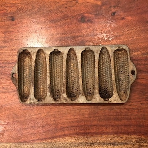 Antieke gietijzeren bakvorm met 7 secties verdeelde maïskolfvormige maïsbrood - Vintage rustieke boerderij boerderijkeuken decor landhuis