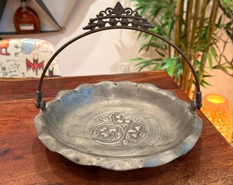 Antikes viktorianisches Zinntablett aus den 1860er Jahren & Klappgriff mit Kirschenapplikationen und Birnen Relief New Haven Conneticut Kirschobstschale