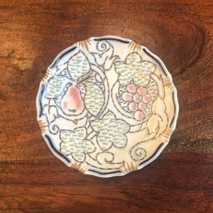 Mid Century 1960&#39;s Italian Fratelli Fanciullacci Italy FF Hand Painted Ceramic Pottery Scalloped Plate with Pear and Grapes Motif