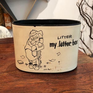 Caixa de correio vintage dos anos 1960, bege e preta, divertida, My Letter Box / My Litter Box Desk Caddy - Decoração de escritório / mesa dos anos 1960 - Caixa de armazenamento para suprimentos de mesa dos anos 60