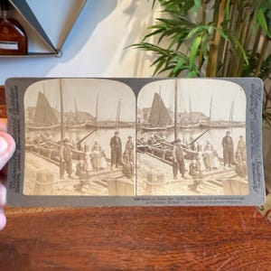 Tarjeta fotográfica estereográfica antigua de c. 1904 de aldeanos holandeses en el muelle de pescadores de Volendam, Holanda, de Underwood & Underwood Publishers.