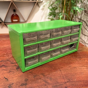 Mobiletto portaoggetti vintage anni &#39;70 in acciaio piegato verde lime e plastica con 15 cassetti, da appendere o da sedere, con dadi e bulloni