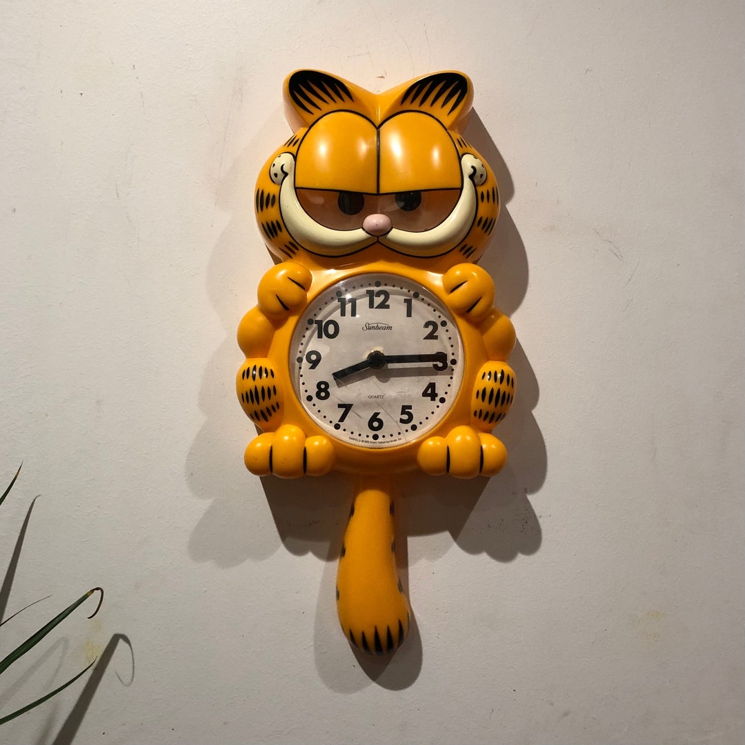 Vintage C. 1981 Garfield the Cat Moving Eyes & Tail Pendulum Battery