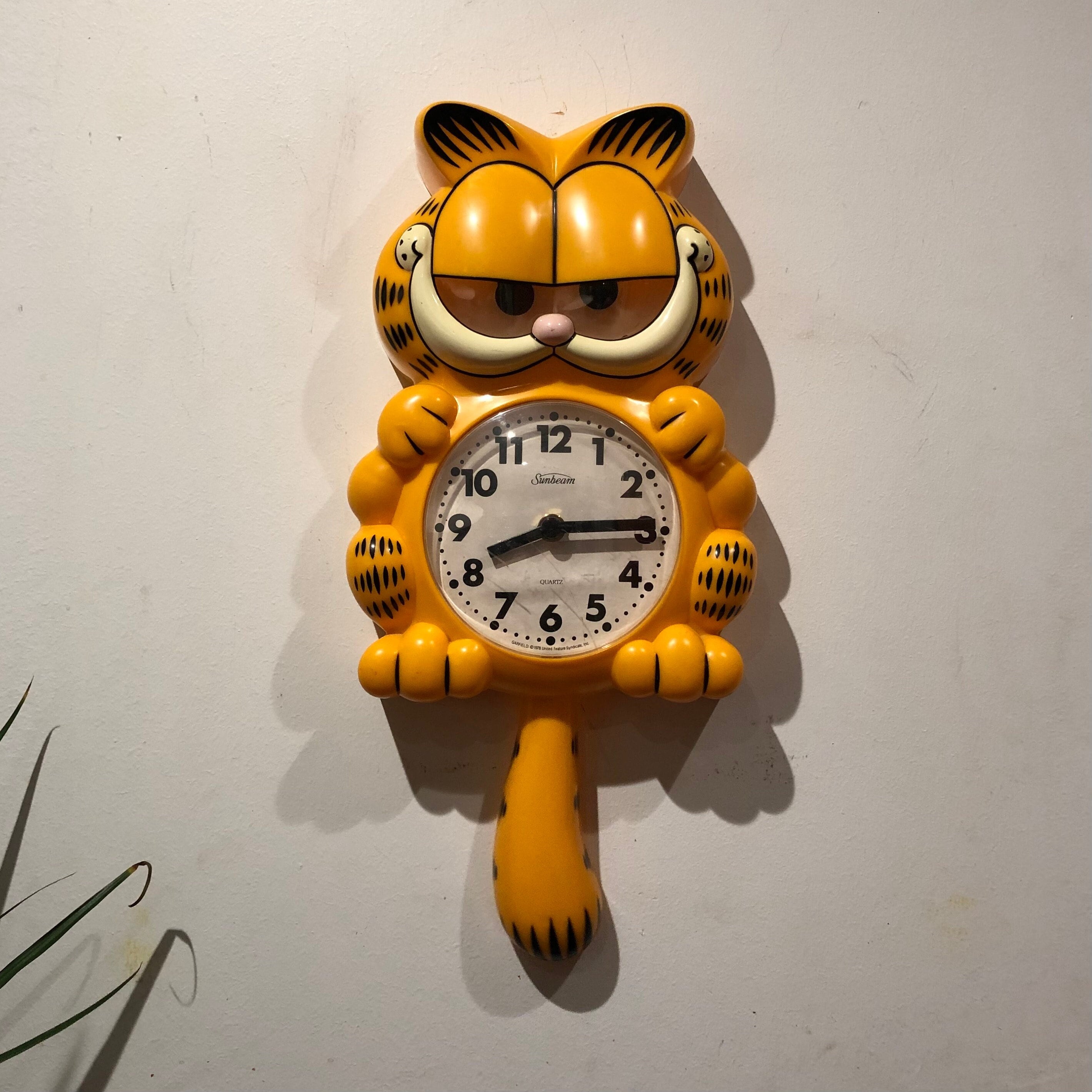 Vintage C. 1981 Garfield the Cat Moving Eyes & Tail Pendulum Vintage C. 1981 Garfield the Cat Moving Eyes & Tail Pendulum