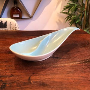 Metlox Del Rey moderne des années 1950 bleu clair et blanc divisé plat à relish/bol de service en céramique - vaisselle moderniste vintage des années 50