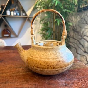 Tetera de cerámica vintage de los años 70, color amarillo pálido, para 4 tazas, con asa de bambú - Accesorios de té de los años 70, decoración bohemia para el hogar y la cocina.