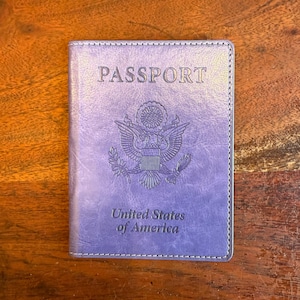 Funda para pasaporte y portadocumentos de piel sintética de color morado de los Estados Unidos de América: organizador de viaje con ranuras para tarjetas y accesorios