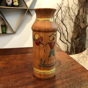 Vaso in argilla dipinta a mano in stile italiano d&#39;epoca con ragazzo che tiene palloncini e tulipano sul retro di Santony - Florentine Mediterranean Home Decor