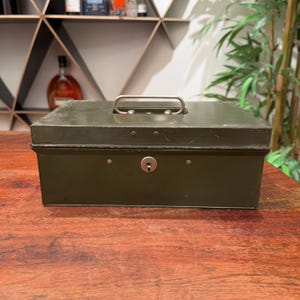 Scatola di sicurezza in acciaio verde militare Art Déco vintage anni &#39;40 di Cream City - Nessuna chiave - Scatola di stoccaggio Art Déco antica