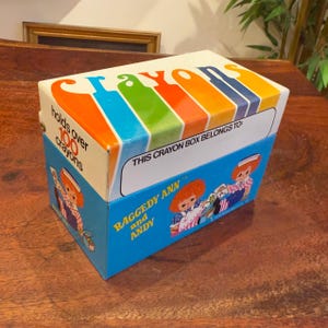 Vintage 1970er Jahre Retiketty Ann & Andy Metall Kinder Buntstift Box von Chein - Index Rezeptkartenhalter - Buntes Kinderzimmer Kinderzimmer Wohnkultur
